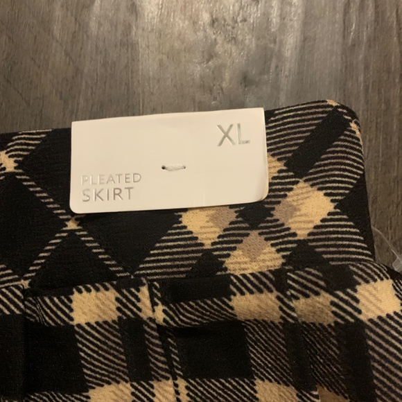 Love Streak pleated skirt with stretch waist. NWT . Retail 26 - Picture 2 of 4